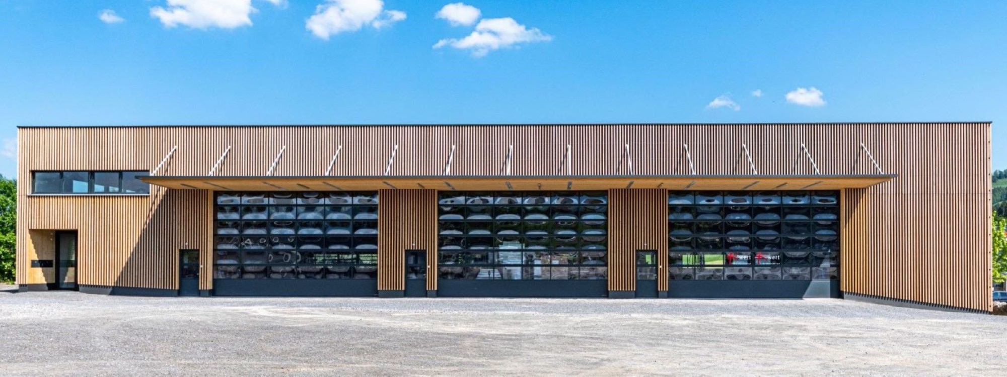 JP Mennel Transporte Gewerbehalle mit Modulen und Buerotrakt