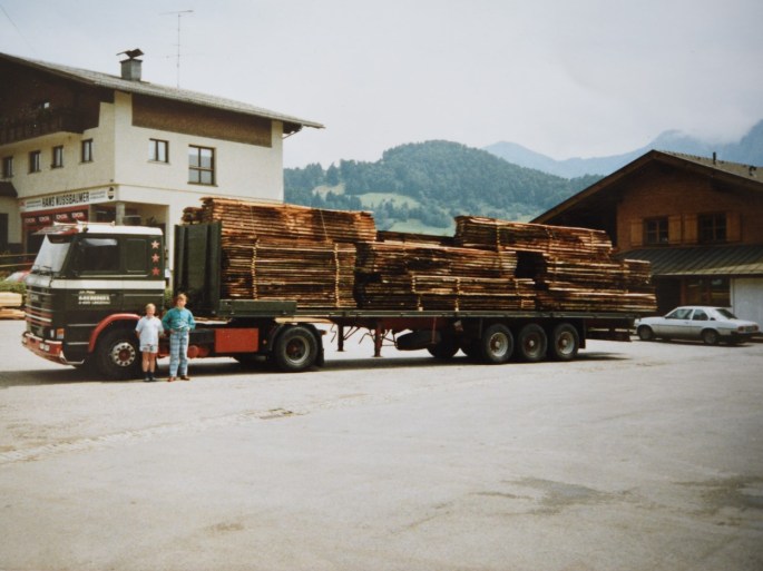 JP Mennel Transporte Archivfoto gruener LKW mit Schnittholzladung