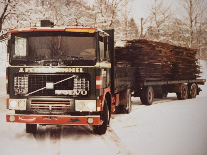 JP Mennel Transporte Archivaufnahme gruener LKW im Schnee