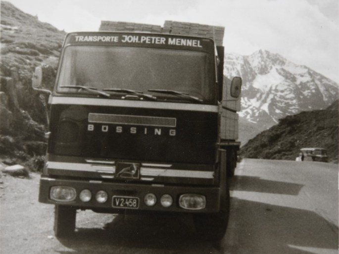 JP Mennel Transporte schwarz weiß Foto Buessing LKW