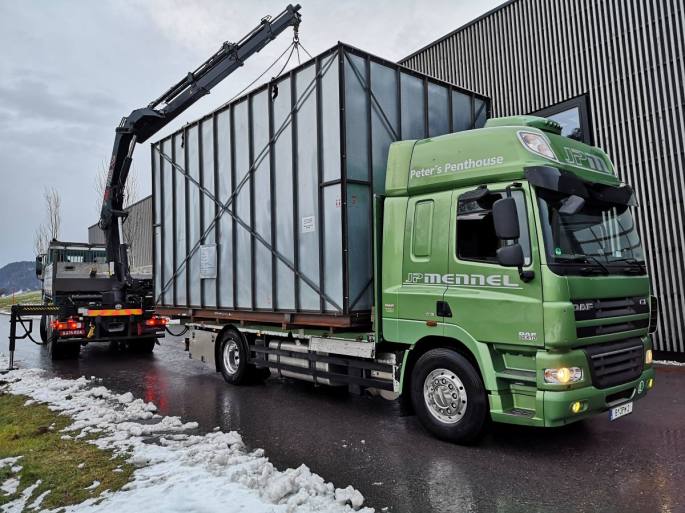 JP Mennel gruener LKW beim Beladen mit Container