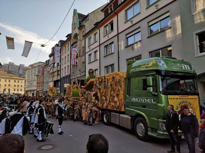 JP Mennel Transporte LKW mit Faschingsanhaenger