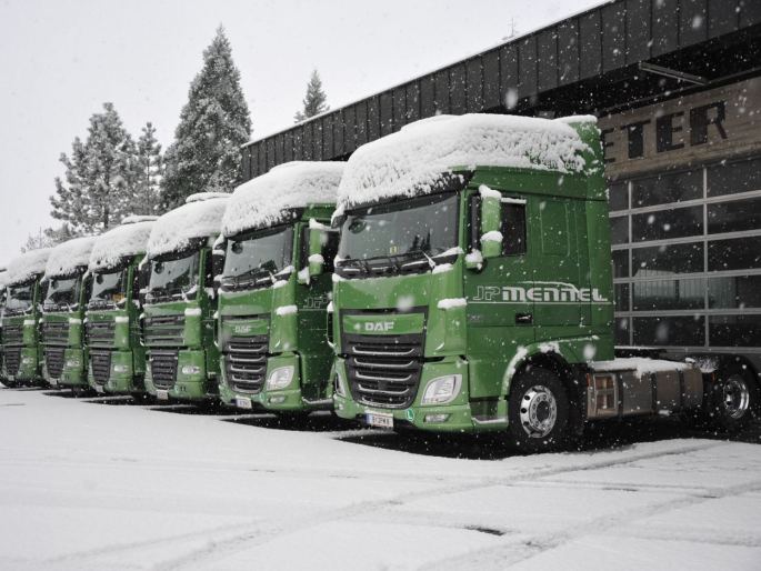 JP Mennel Transporte sechs gruene LKWs im Schnee