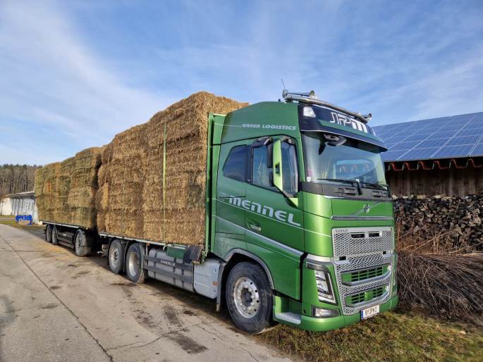 JP Mennel Transporte gruener LKW mit Heuladung