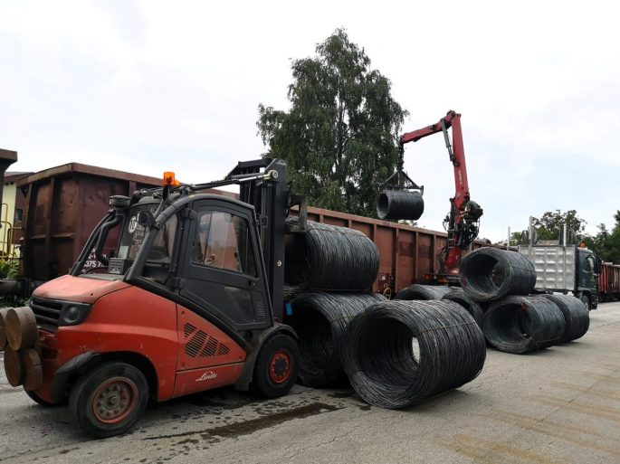 JP Mennel Transporte Stapler mit Walzdrahtrollen