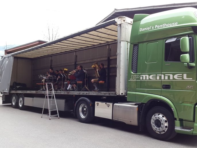 JP Mennel Transporte Musikkapelle spielt auf Auflieger