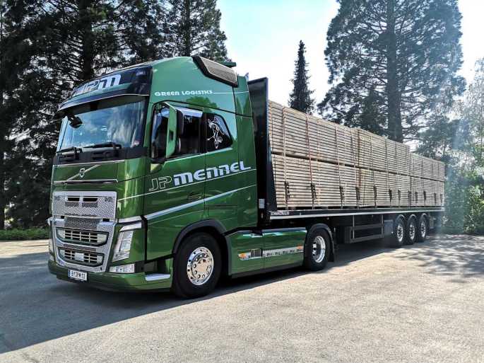 JP Mennel Transporte gruener LKW mit Schnittholzladung