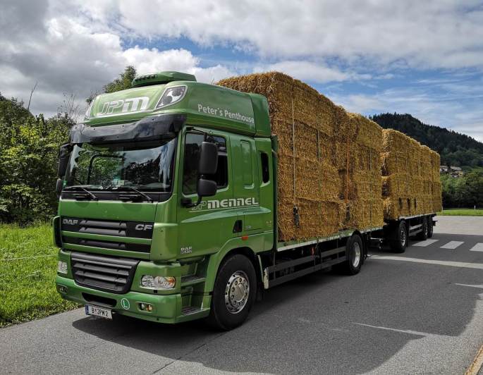 JP Mennel Transporte gruener LKW mit Strohladung
