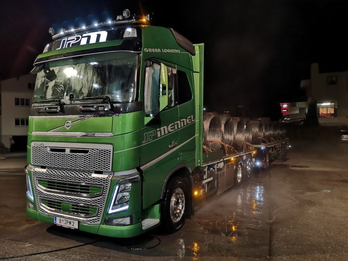 JP Mennel Transporte gruener LKW in der Nacht