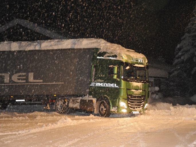 JP Mennel Transporte gruener LKW im Schnee