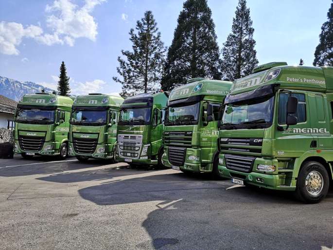 JP Mennel Transporte fuenf gruene LKW-Zugmaschinen